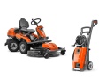 Pomarańczowy traktor ogrodowy Husqvarna Rider R 316TsX AWD z czarnym siedziskiem, kratką i kółkami. Obok stoi pomarańczowo-szara myjka ciśnieniowa Husqvarna z wężem na zwijadle.