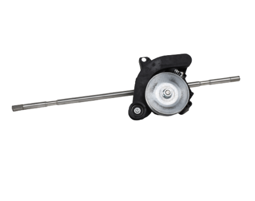 Przekładnia napędowa do kosiarki LC247S/LC247SP w kolorze czarnym z aluminiową tarczą, umieszczona na metalowym pręcie. Ujęcie z boku ukazuje mechanizm, w tym widoczne rolki i mocowania. Tło białe, co podkreśla szczegóły produktu.