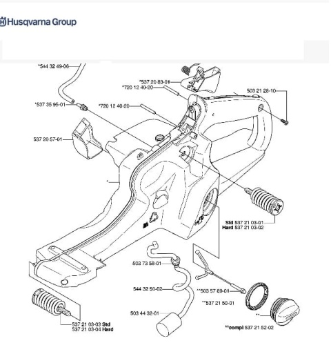 Zbiornik paliwa do pilarki Husqvarna 570/575XP/576XP w kolorze czarnym, wykonany z wytrzymałego tworzywa. Detal widoczny z boku, pokazujący mocowanie i wlot. Produkt leżący na białym tle, z czytelnymi oznaczeniami części.