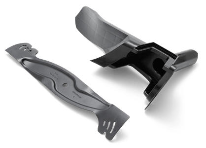 Zestaw BioClip Husqvarna do mulczowania: ostrza w kształcie litery T i osłona z czarnego plastiku, przeznaczone do kosiarek LC253/LC353, pokazane na przezroczystym tle z detalami mocowań.