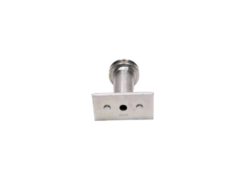 Adapter noża do kosiarki Husqvarna R 145SV, metalowy, w kolorze srebrnym z okrągłym trzpieniem i prostokątną podstawą. Widok frontalny, produkt leży na białym tle. Dwie otwory montażowe na podstawie, z wyraźnym oznaczeniem numeru seryjnego.