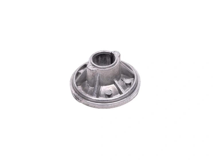Adapter noża do kosiarki Husqvarna M46, aluminiowy element w kolorze srebrnym, wyglądający na solidny. Widoczny otwór na mocowanie oraz wyprofilowane krawędzie. Ujęcie frontalne, produkt leżący na płaskiej powierzchni.
