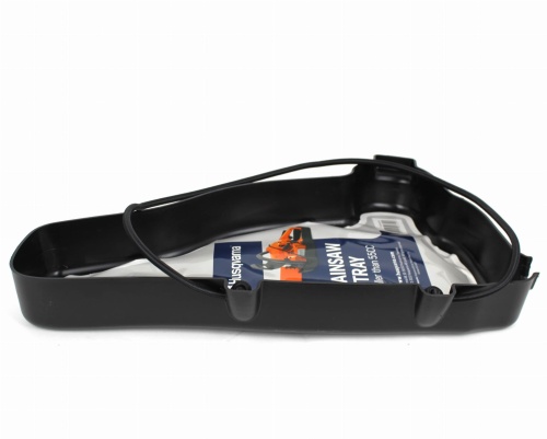 Podstawka pod pilarkę Husqvarna w kolorze czarnym, wykonana z tworzywa sztucznego, o prostokątnym kształcie z zaokrąglonymi brzegami. Ujęcie z boku, ukazujące detale mocowania oraz logo Husqvarna na widocznej etykiecie pod podstawą.