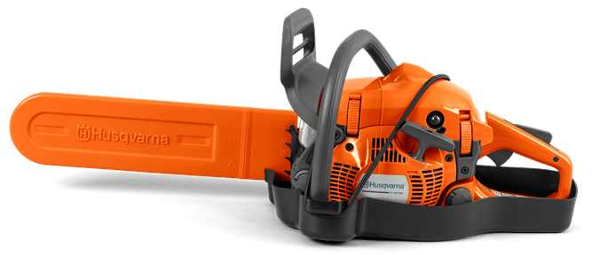 Podstawka pod pilarkę Husqvarna, pomarańczowa z czarnymi elementami, widok z boku z ostrzem. Widoczne logo i detale mocujące. Jednolite tło podkreśla produkt. Zapewnia stabilizację podczas cięcia.