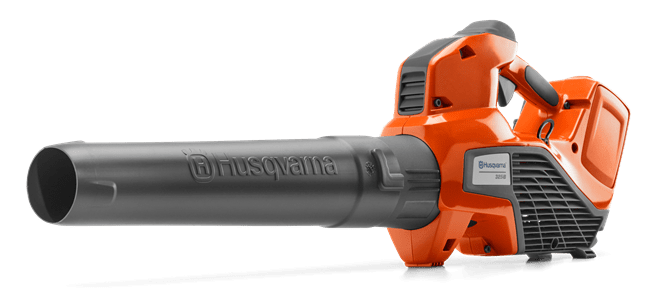 Dmuchawa akumulatorowa 325iB w kolorze pomarańczowym i szarym, ukazująca ergonomiczną rączkę i długi, cylindryczny dyszowy wirnik. Widok z boku, produkt leży na płaskiej powierzchni, z logo Husqvarna widocznym na obudowie.
