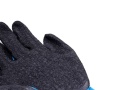 Rękawice ogrodowe GARDENA XL-10 w kolorze czarnym z niebieskimi akcentami. Ujęcie z boku, ukazujące fakturę materiału i kształt rękawicy. Zastosowanie: do prac ogrodowych, zapewniające komfort i ochronę dłoni.
