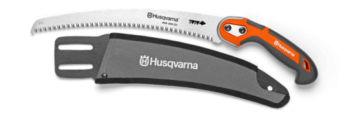Piła z zakrzywionym ostrzem 300 mm Husqvarna, z metalowym ostrzem, pomarańczową rączką oraz czarnym etui. Produkt leży na białym tle, widać logo Husqvarna na ostrzu i etui. W całości widoczna, w tym detal uchwytu i ostrza.