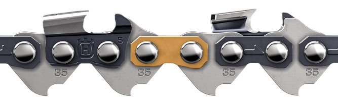 Łańcuch tnący o długości 80 DL, wykonany z materiałów stalowych. Widoczne są detale napisów 35 oraz logo HUSQVARNA. Ujęcie z boku, ukazujące ząbki, z centralnym zaczepem w kolorze złotym. Całość prezentuje się na jednolitym tle.