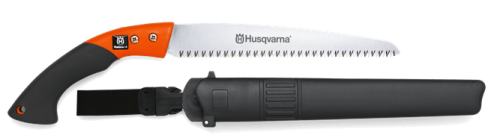 Piła Husqvarna 240 mm z ergonomiczną, czarną rączką i pomarańczowymi akcentami, umieszczona obok futerału z tworzywa sztucznego. Ostrze ząbkowane, wydłużone, sprzedawane w komplecie z osłoną do przechowywania. Ujęcie frontalne.