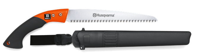 Piła Husqvarna 240 mm z ergonomiczną, czarną rączką i pomarańczowymi akcentami, umieszczona obok futerału z tworzywa sztucznego. Ostrze ząbkowane, wydłużone, sprzedawane w komplecie z osłoną do przechowywania. Ujęcie frontalne.