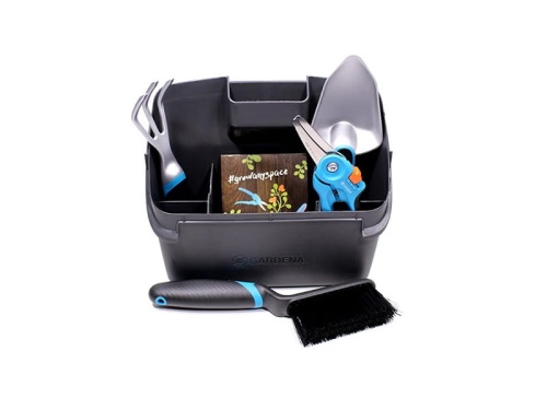 Zestaw balkonowy Gardena z widłami, łopatką, błękitnym sekatorem i pędzlem, w czarnej plastikowej skrzynce, widoczny z góry z dbałością o detale.