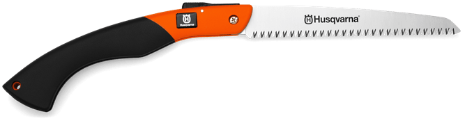 Piła składana do podkrzesywania Husqvarna z metalową, ząbkowaną ostrzem i ergonomicznym, czarnym uchwytem z pomarańczowymi akcentami, leży poziomo na jednolitym tle. Produkt jest rozłożony, co ułatwia zidentyfikowanie jego funkcji.