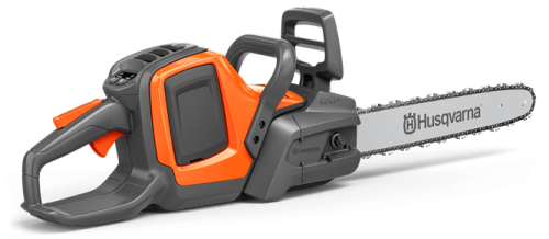 Pilarka akumulatorowa Husqvarna 240i w kolorze pomarańczowym i szarym, widoczna z boku. Posiada ergonomiczny uchwyt, sygnowane logo oraz łańcuch na metalowej prowadnicy. Dobrze widoczne detale przycisków na obudowie. Produkt leży na ciemnym tle.