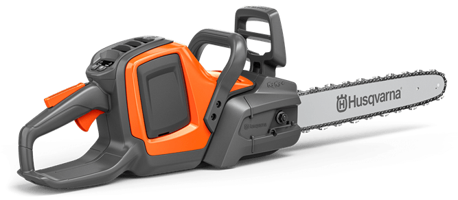 Pilarka akumulatorowa Husqvarna 240i w kolorze pomarańczowym i szarym, widoczna z boku. Posiada ergonomiczny uchwyt, sygnowane logo oraz łańcuch na metalowej prowadnicy. Dobrze widoczne detale przycisków na obudowie. Produkt leży na ciemnym tle.