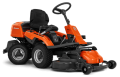 Traktorek ogrodowy Rider R 214TC Husqvarna w kolorze pomarańczowym z szerokim zestawem tnącym Combi 94 cm. Ujęcie z boku, produkt stojący na czterech kołach, widoczne logo Husqvarna na obudowie oraz ergonomiczne siedzisko.
