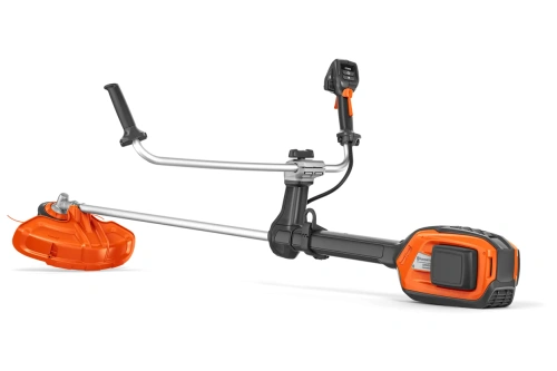 Wykaszarka akumulatorowa Husqvarna 525iRXT z metalowym ramieniem i ergonomiczną rączką, w kolorze pomarańczowym. Ujęcie frontalne, produkt rozłożony, z widocznym akumulatorem. Ostrze tnące w kształcie półokręgu na końcu roboczym.