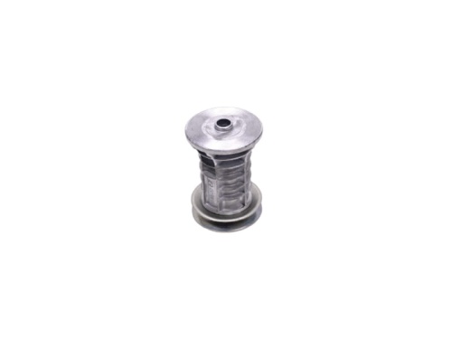 Adapter noża do kosiarki Husqvarna LC 348V, LC 348VI, LC 353V w kolorze metalicznym. Widoczny z góry, stojący, z wyraźnym otworem pośrodku. Tekstura jest gładka, z delikatnym wzorem. Brak oznaczeń i widocznych detali dekoracyjnych.