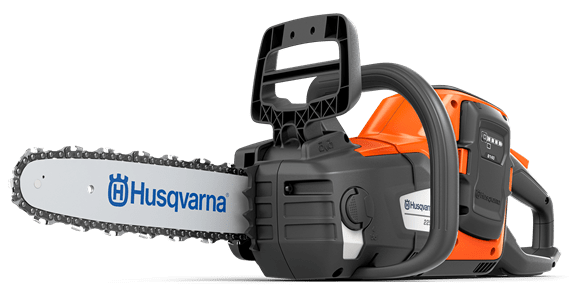 Pilarka akumulatorowa Husqvarna 225i w kolorze pomarańczowym z szarymi detalami, widoczna z boku. Posiada długi, metalowy łańcuch oraz ergonomiczny uchwyt. Na obudowie umieszczone logo Husqvarna. Produkt stoi na stabilnej powierzchni.