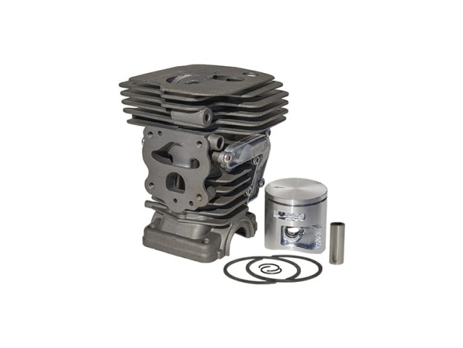 Cylinder kompletny pilarki Husqvarna 445 w kolorze metalicznym, składający się z cylindra, tłoka, pierścienia oraz elementów montażowych. Widoczny z boku, z detalami technicznymi i wycięciami. Produkt nowy, gotowy do montażu w pilarkach.