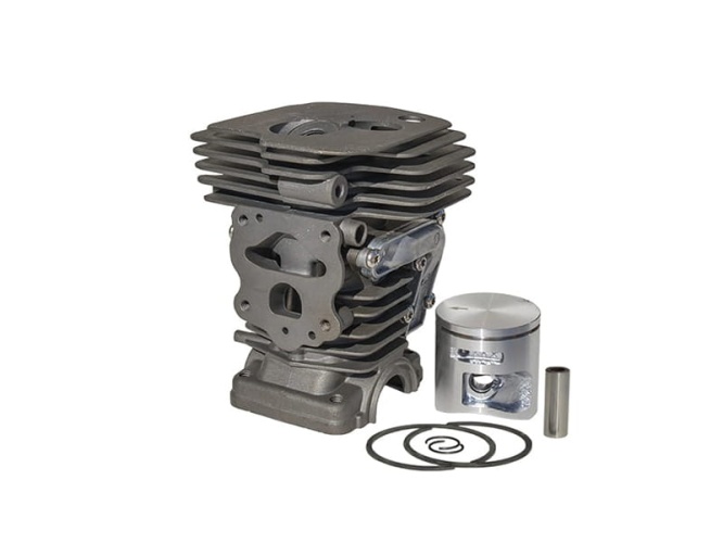 Cylinder kompletny pilarki Husqvarna 445 w kolorze szarym, z widocznymi detalami, w tym korpusem, tłokiem i pierścieniem. Produkt leży na białym tle, co uwydatnia jego kształt i konstrukcję. W zestawie znajdują się także akcesoria do montażu.