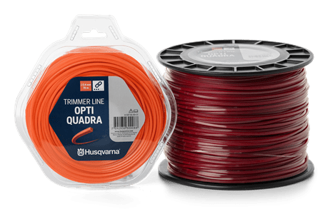 Linka tnąca Husqvarna Opti Quadra o średnicy 3,0 mm i długości 240 m w kolorze pomarańczowym (w opakowaniu) oraz czerwonym (na szpuli). Widok z przodu, na jednolitym tle. Wyróżniająca się konstrukcja pozwala na efektywne cięcie w ogrodzie.