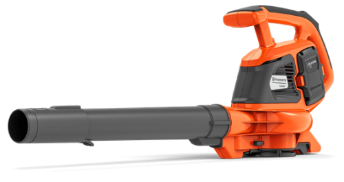 Dmuchawa-odkurzacz Husqvarna 120iBV w pomarańczowo-czarnym kolorze, poziomo ułożona z długą rurą ssącą, ergonomicznym uchwytem i widocznym logo, do zbierania liści i resztek ogrodowych.