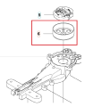 Bęben sprzęgła nożyc Husqvarna 122HD60, okrągły element z trzema otworami, wykonany z metalu, prezentowany w perspektywie frontalnej. Widoczne znaki identyfikacyjne wskazujące numer części. Tło białe, zapewnia kontrast.