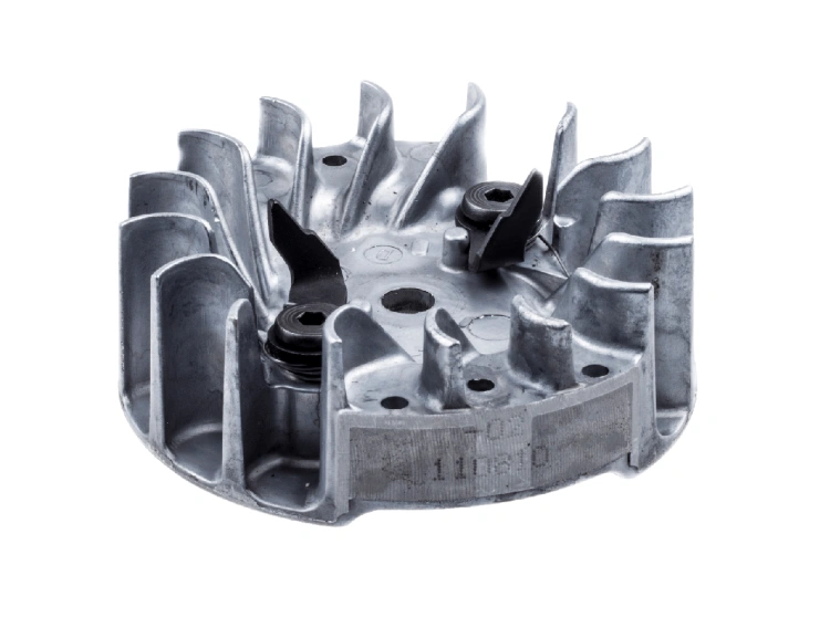 Koło zamachowe do pilarek Husqvarna 130/135 Mark II/435, metalowe, okrągłe z żeberkami, widok z boku eksponujący mocowania i gniazda, na białym tle, łatwe do rozpoznania.