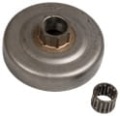 Bęben sprzęgła pilarki Husqvarna 40/45/49, metaliczny, okrągły kształt z wewnętrzną gwintowaną częścią. Widoczny wałek z wypustkami. Na jednolitym tle, w pozycji leżącej. Detal produktu ukazuje jego konstrukcję oraz funkcjonalność.