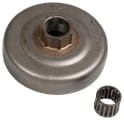 Bęben sprzęgła pilarki Husqvarna 40/45/49, metaliczny, okrągły kształt z wewnętrzną gwintowaną częścią. Widoczny wałek z wypustkami. Na jednolitym tle, w pozycji leżącej. Detal produktu ukazuje jego konstrukcję oraz funkcjonalność.