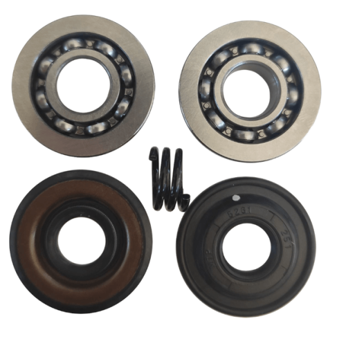 Łożysko wału korbowego Husqvarna 130/135 Mark II - zestaw składa się z dwóch metalowych łożysk z kulkami, ciemnego uszczelniacza oraz sprężyny. Elementy leżą na białym tle. Widoczne detale to oznaczenia i faktura łożysk.