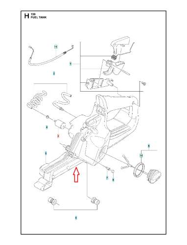 Zbiornik paliwa do pilarki Husqvarna 130/135 Mark II z tworzywa sztucznego, pokazany poziomo z mocowaniami, wężem paliwowym i tłokiem. Rysunek techniczny na białym tle z czytelnymi oznaczeniami elementów.