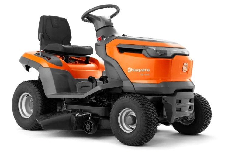 Traktor TS114 Husqvarna w kolorze pomarańczowym z czarnym siedziskiem, widok z boku. Pokazuje dużą, wytrzymałą konstrukcję, regulowane oparcie i solidne koła terenowe. Wyróżniają się napisy Husqvarna oraz model TS 114 na boku.