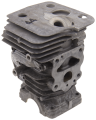 Cylinder kompletny pilarki Husqvarna 450, metalowy, z widocznymi żeberkami, z otwami montażowymi i jedną nierówną krawędzią. Ujęcie z boku, stojący. Tło czarne, eksponujące detale konstrukcji.