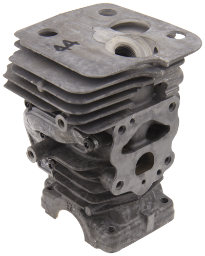 Cylinder kompletny pilarki Husqvarna 450, metalowy, z widocznymi żeberkami, z otwami montażowymi i jedną nierówną krawędzią. Ujęcie z boku, stojący. Tło czarne, eksponujące detale konstrukcji.