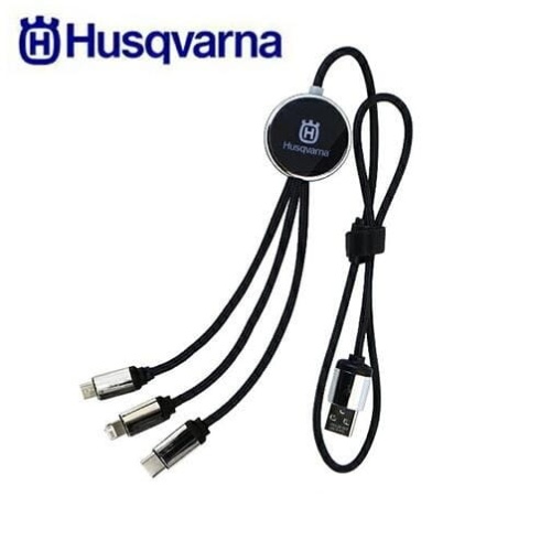 Kabel USB 3w1 Husqvarna o czarnym przewodzie z logo Husqvarna. Wtyczki: USB, Lightning, i micro USB. Ułożony w kształcie litery Y, w węższej części widoczna złączka do portu USB. Na białym tle, prezentujący funkcjonalny design.