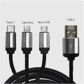 Kabel USB 3w1 Husqvarna z trzema wtykami: Type-C, Lightning i Micro USB. W kolorze czarnym, z metalowymi końcówkami. Ułożony na płasko, z widocznym wtykiem USB-A. Seria z trwałym materiałem o plecionym splocie.