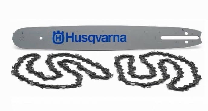 Zestaw prowadnica 13'' szara stalowa z niebieskim logo Husqvarna, na białym tle z dwoma cienkimi łańcuchami do pił 1,3 mm, prowadnica z otworami montażowymi.