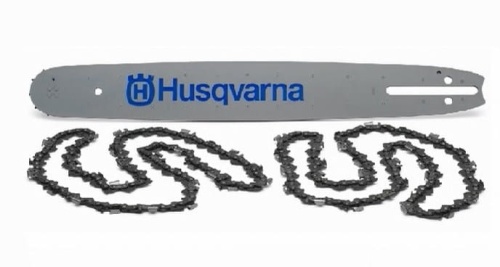 Zestaw prowadnica 18'' z logo Husqvarna w kolorze szarym oraz dwa łańcuchy. Prowadnica leży płasko, posiada otwory montażowe. Łańcuchy ułożone w falę obok prowadnicy, z widocznymi ogniwami. Tło proste, białe.