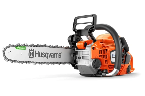 Pomarańczowa pilarka Husqvarna 540XP Mark III z metalowym łańcuchem i srebrną prowadnicą. Boczny widok ukazuje logo, uchwyt i mocowania na jednolitym tle, podkreślając funkcjonalność i detale.