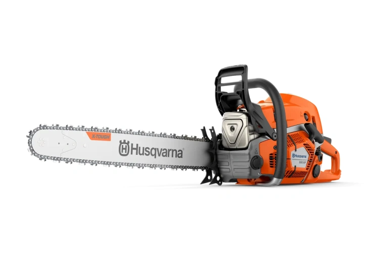 Pilarka Husqvarna 592 XP®G w kolorze pomarańczowym, z metalową prowadnicą. Widok z boku, ukazujący silnik oraz uchwyty. Wyraźne logo Husqvarna na prowadnicy. Produkt stoi na czarnym tle, co podkreśla jego detale i profesjonalny charakter.
