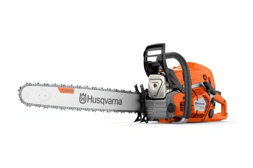 Pilarka Husqvarna 592 XP®G w kolorze pomarańczowym, z metalową prowadnicą. Widok z boku, ukazujący silnik oraz uchwyty. Wyraźne logo Husqvarna na prowadnicy. Produkt stoi na czarnym tle, co podkreśla jego detale i profesjonalny charakter.