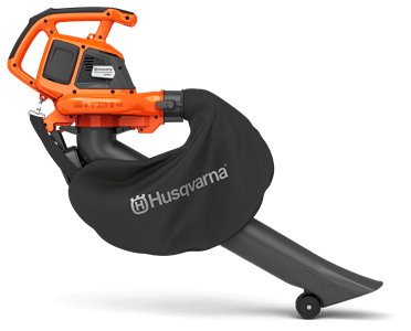 Dmuchawo-odkurzacz Husqvarna 120iBV w kolorze pomarańczowym z czarnym workiem. Ujęcie z boku, stojący, z widocznym logo Husqvarna. Produkt ma ergonomiczny uchwyt i długi wylot. Tło jednolite, co podkreśla detale urządzenia.