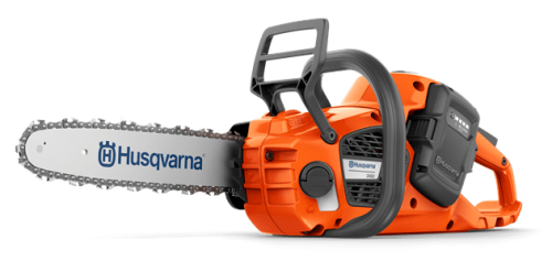 Pilarka akumulatorowa Husqvarna 340i w kolorze pomarańczowym z metalowym łańcuchem. Ujęcie z boku, pokazujące uchwyt i przyciski. Widoczny logo Husqvarna oraz szczegóły mocowania łańcucha. Produkt w pozycji leżącej, na przezroczystym tle.