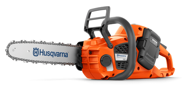 Pilarka akumulatorowa Husqvarna 340i w kolorze pomarańczowym z metalowym łańcuchem. Ujęcie z boku, pokazujące uchwyt i przyciski. Widoczny logo Husqvarna oraz szczegóły mocowania łańcucha. Produkt w pozycji leżącej, na przezroczystym tle.