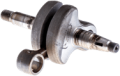 Wał korbowy do pilarki Husqvarna 281/281XP/288XP w kolorze metalicznym. Produkt leży, ukazując detalowe wykończenia i elementy mocujące. Widoczna tekstura metalu oraz otwory do mocowania. Tło neutralne, co podkreśla kształt i konstrukcję wału.
