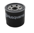 Czarny filtr oleju Husqvarna, cylindryczny z otworami na górze i szarym pierścieniem, z czytelnym jasnym logo. Zdjęcie frontalne, stojący na płaskiej powierzchni.