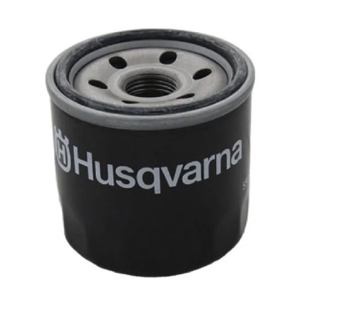Czarny filtr oleju Husqvarna, cylindryczny z otworami na górze i szarym pierścieniem, z czytelnym jasnym logo. Zdjęcie frontalne, stojący na płaskiej powierzchni.