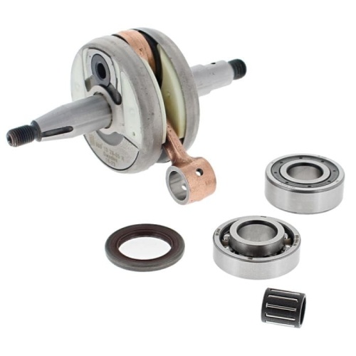 Wał korbowy pilarki 560XP Husqvarna w metalicznym odcieniu srebrnym, z brązowym mocowaniem. W centralnej części widoczne jest osadzenie łożyska. Obok wału znajdują się detale: uszczelka i dwa łożyska. Produkt ułożony na neutralnym tle.