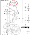Czarny pasek napędowy Rider P524 Husqvarna z metalowymi elementami, zamontowany na kółkach w kształcie litery S, z oznaczeniami technicznymi, na tle części urządzenia ogrodniczego.